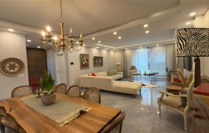 Zekeriyaköy'de Butik Sitede Dekorasyonlu Satılık İkiz villa