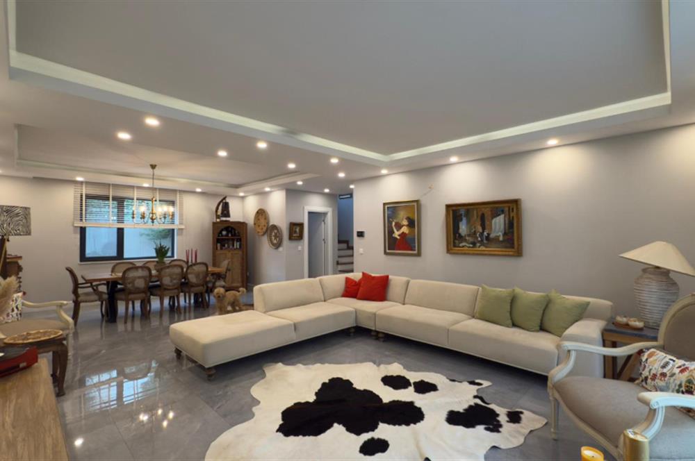 Zekeriyaköy'de Butik Sitede Dekorasyonlu Satılık İkiz villa