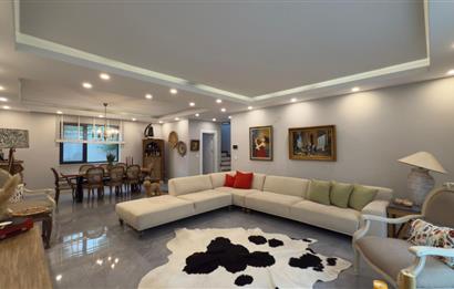 Zekeriyaköy'de Butik Sitede Dekorasyonlu Satılık İkiz villa