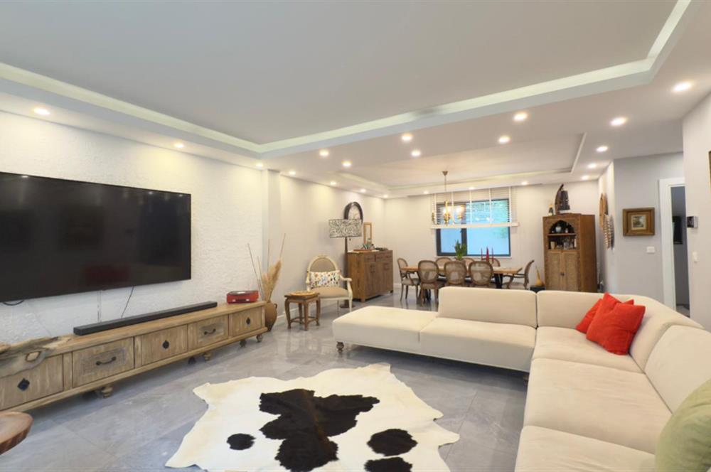 Zekeriyaköy'de Butik Sitede Dekorasyonlu Satılık İkiz villa