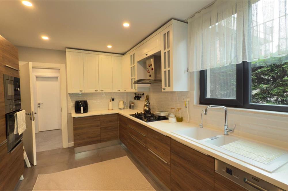 Zekeriyaköy'de Butik Sitede Dekorasyonlu Satılık İkiz villa