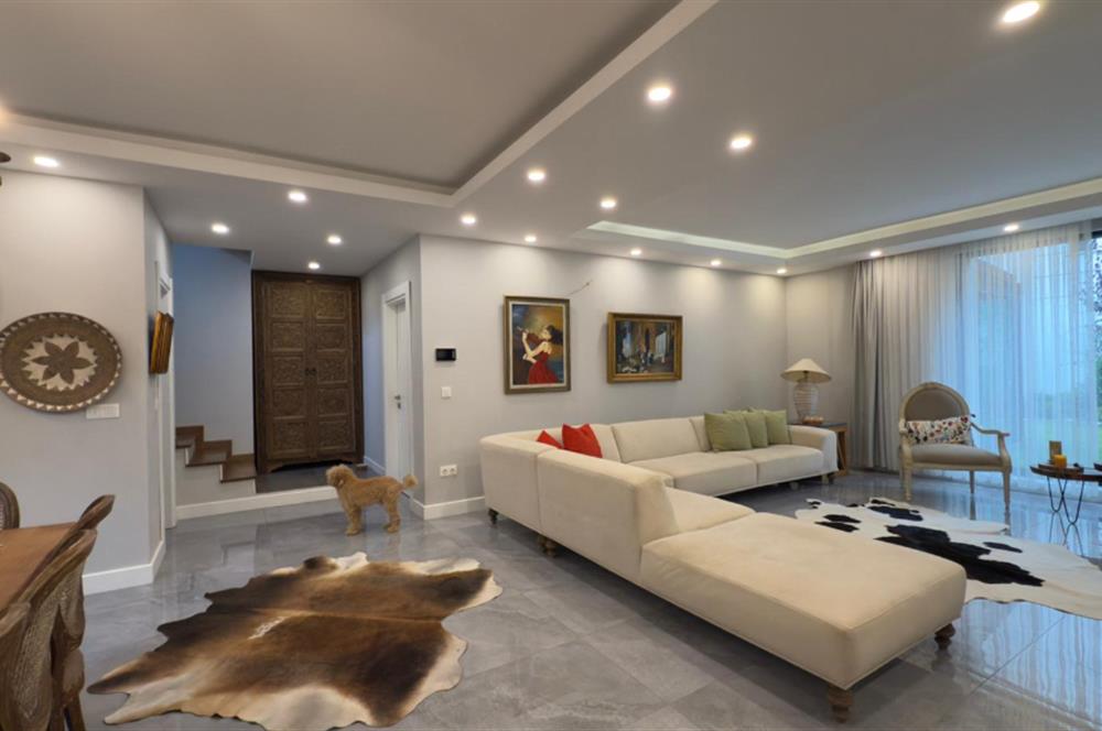 Zekeriyaköy'de Butik Sitede Dekorasyonlu Satılık İkiz villa
