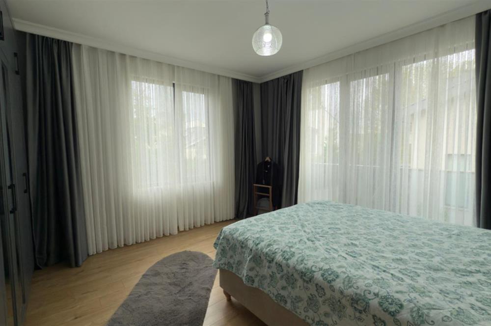 Zekeriyaköy'de Butik Sitede Dekorasyonlu Satılık İkiz villa