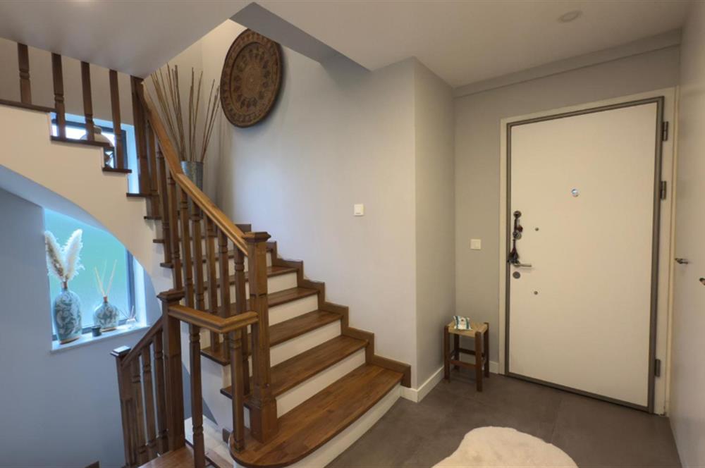 Zekeriyaköy'de Butik Sitede Dekorasyonlu Satılık İkiz villa