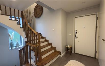 Zekeriyaköy'de Butik Sitede Dekorasyonlu Satılık İkiz villa