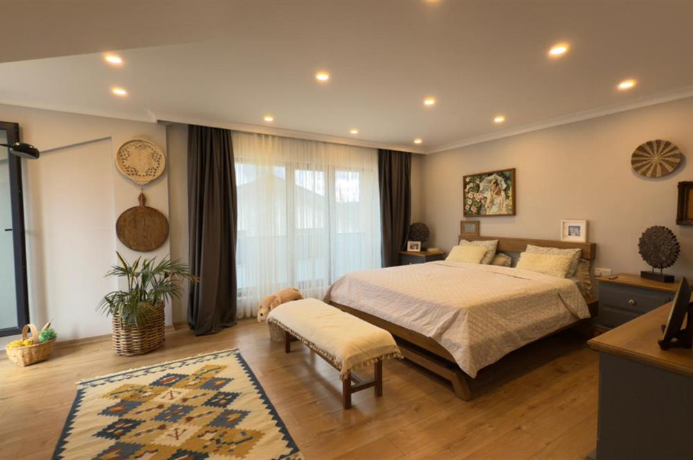Zekeriyaköy'de Butik Sitede Dekorasyonlu Satılık İkiz villa