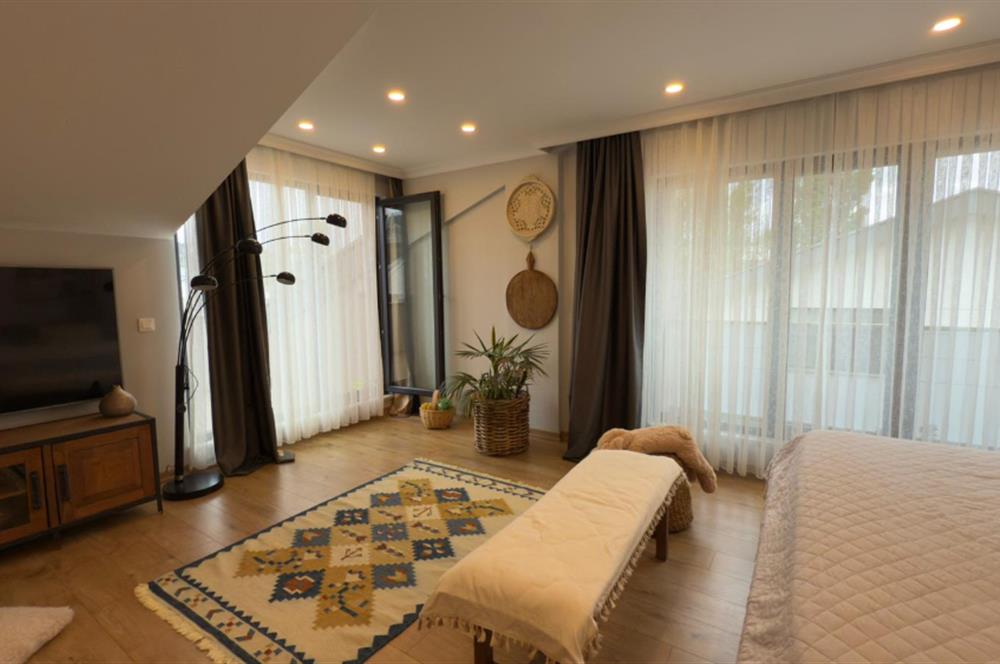 Zekeriyaköy'de Butik Sitede Dekorasyonlu Satılık İkiz villa
