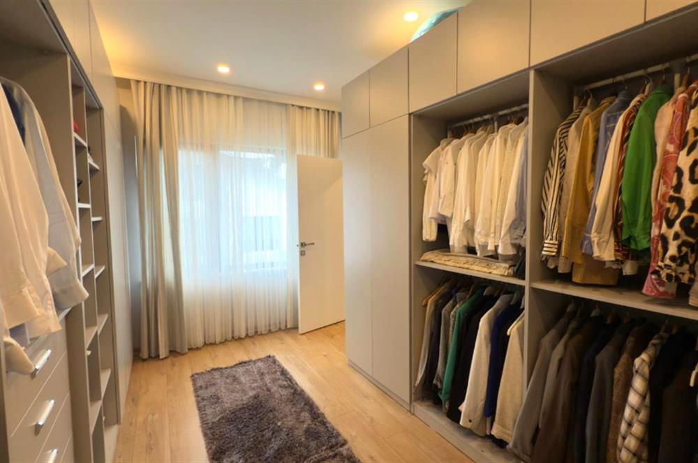 Zekeriyaköy'de Butik Sitede Dekorasyonlu Satılık İkiz villa