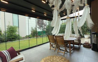 Zekeriyaköy'de Butik Sitede Dekorasyonlu Satılık İkiz villa
