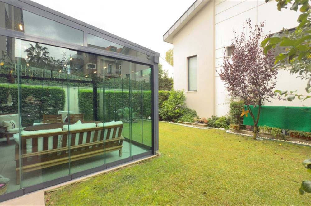 Zekeriyaköy'de Butik Sitede Dekorasyonlu Satılık İkiz villa