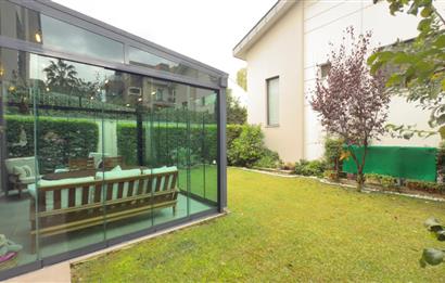 Zekeriyaköy'de Butik Sitede Dekorasyonlu Satılık İkiz villa