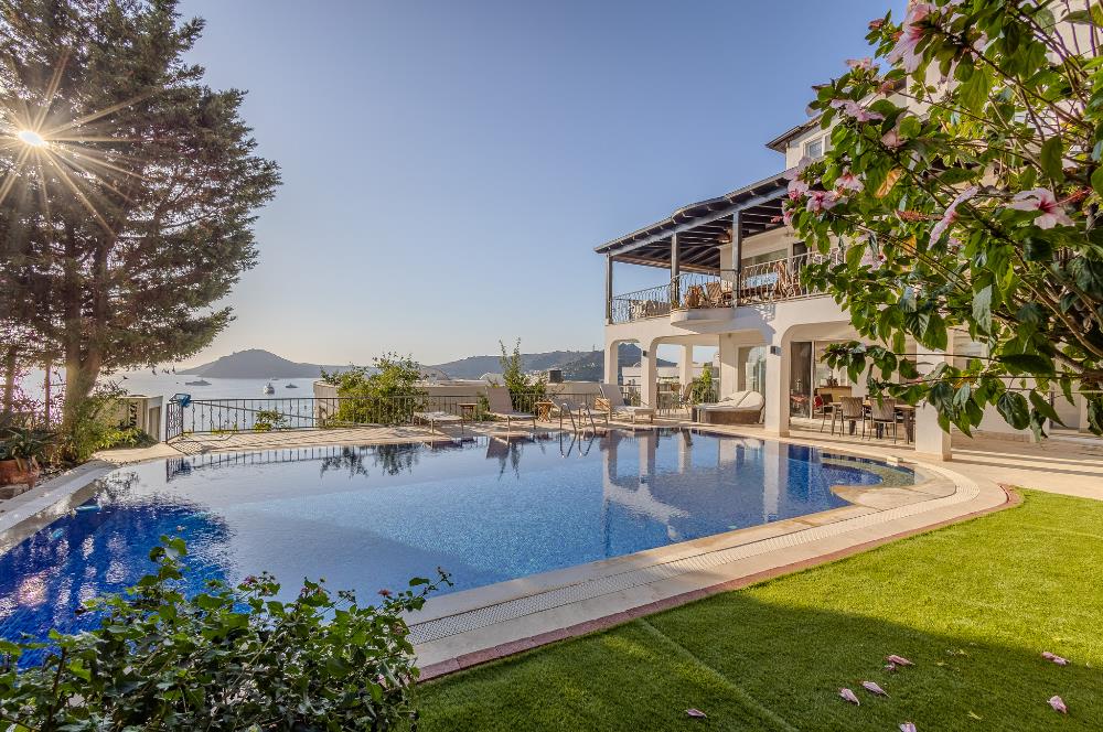 Yalıkavak'ta Deniz Manzaralı 6+2 Özel Havuzlu Villa