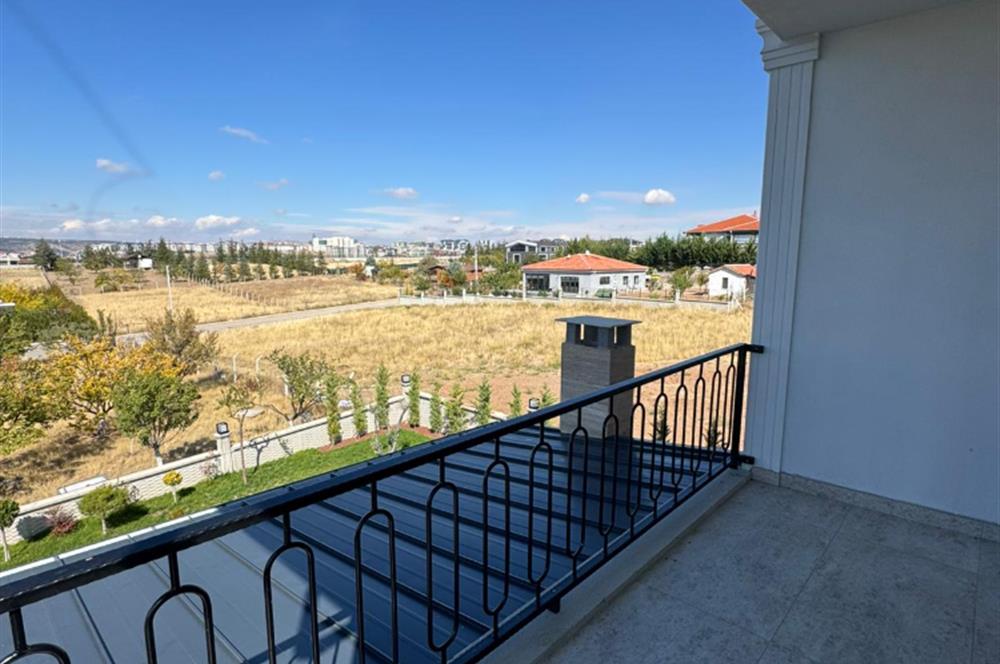 GÖLBAŞI BAHÇELİEVLERDE GÖL MANZARALI YAN YANA 2 LÜKS VİLLA
