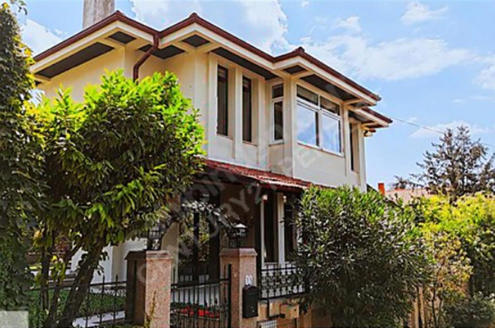 SİTE İÇİNDE BAHÇELİ HAVUZLU K.OTOPARKLI GÜVENLİKLİ VİLLA