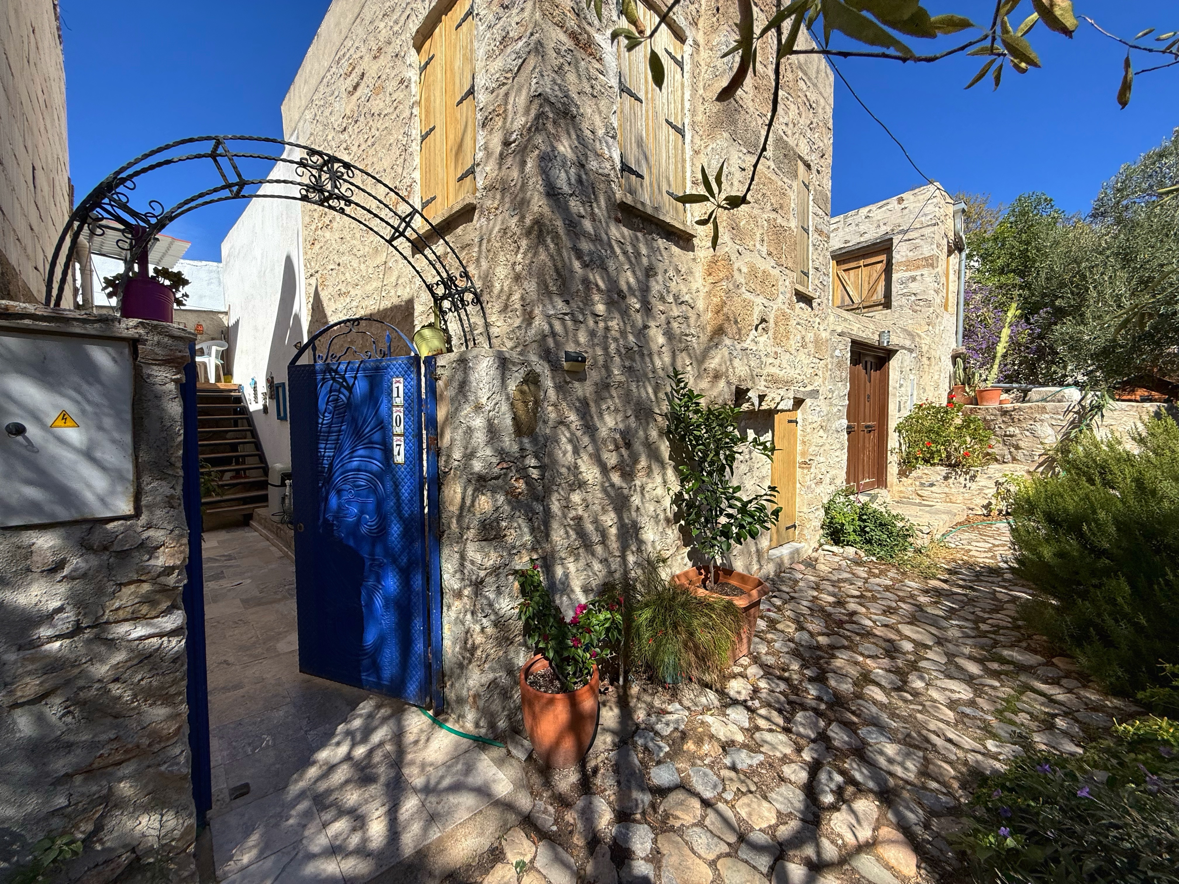 Yazı Köy’de Avlulu Otantik 1+1 Taş Ev - Kısa Süreli Kiralama Yatırımına Uygun