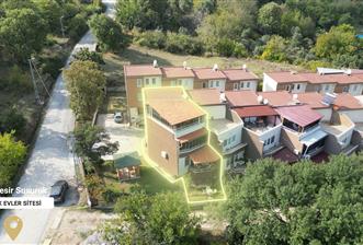 C21 BAL'DAN SUSURLUK'TA SİTE İÇİNDE,DOĞAYLA İÇ İÇE TRİBLEX VİLLA