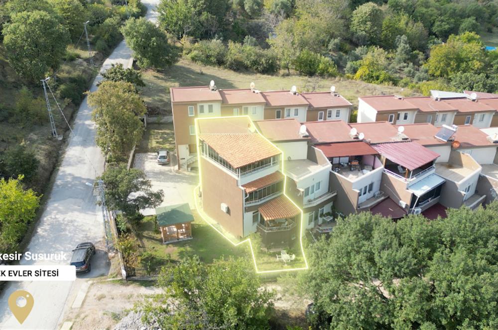 C21 BAL'DAN SUSURLUK'TA SİTE İÇİNDE,DOĞAYLA İÇ İÇE TRİBLEX VİLLA