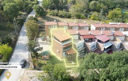 C21 BAL'DAN SUSURLUK'TA SİTE İÇİNDE,DOĞAYLA İÇ İÇE TRİBLEX VİLLA