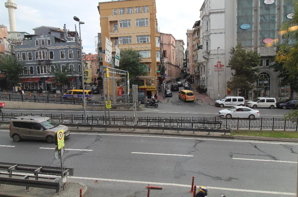 TARLABAŞI BULVARI ÜZERİNDE TAKSİME 3 DK YATIRIMLIK İKİ DAİRE