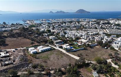 Bodrum Turgutreis Marinaya Yürüme Mesafesinde Deniz ve Şehir Manzaralı Müstakil 1.000m2 İmarlı Arsa