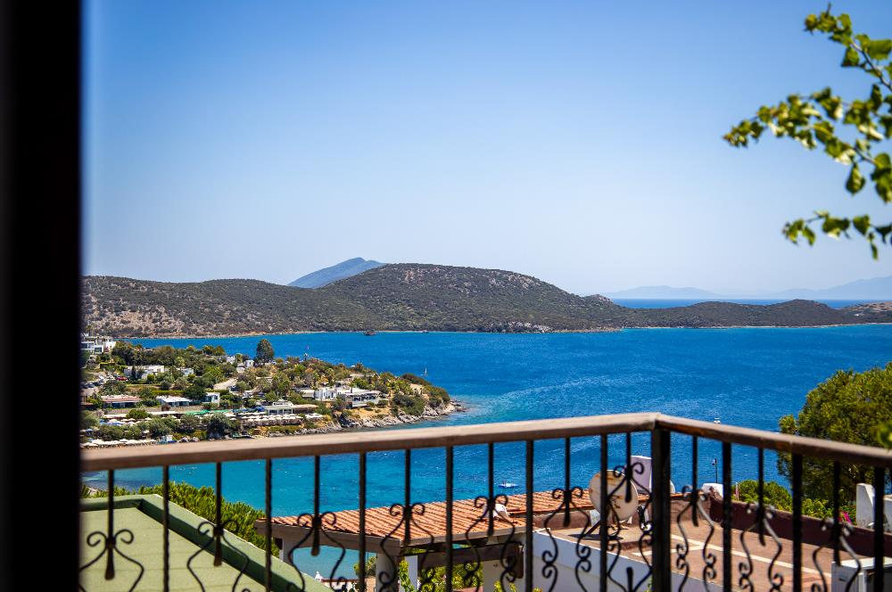 Bodrum Bitez Aktur Sitesinde Deniz Manzaralı 3+1 Satılık Villa