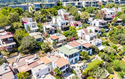 Bodrum Bitez Aktur Sitesinde Deniz Manzaralı 3+1 Satılık Villa