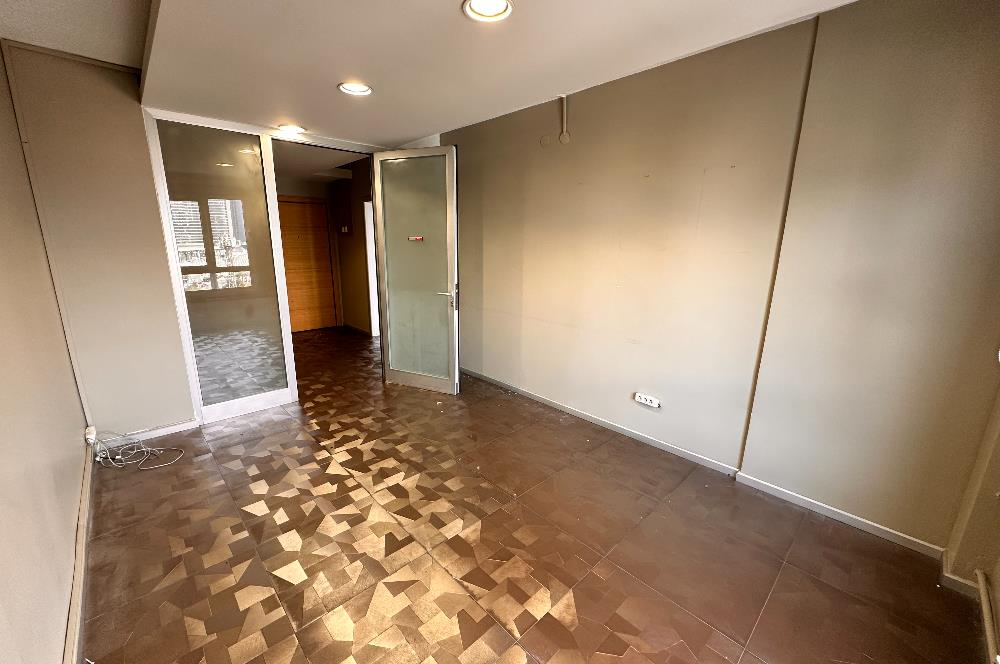 Ataşehir Gardenya Plaza da Bakımlı 5 Bölüm Ofis KAÇIRMAYIN