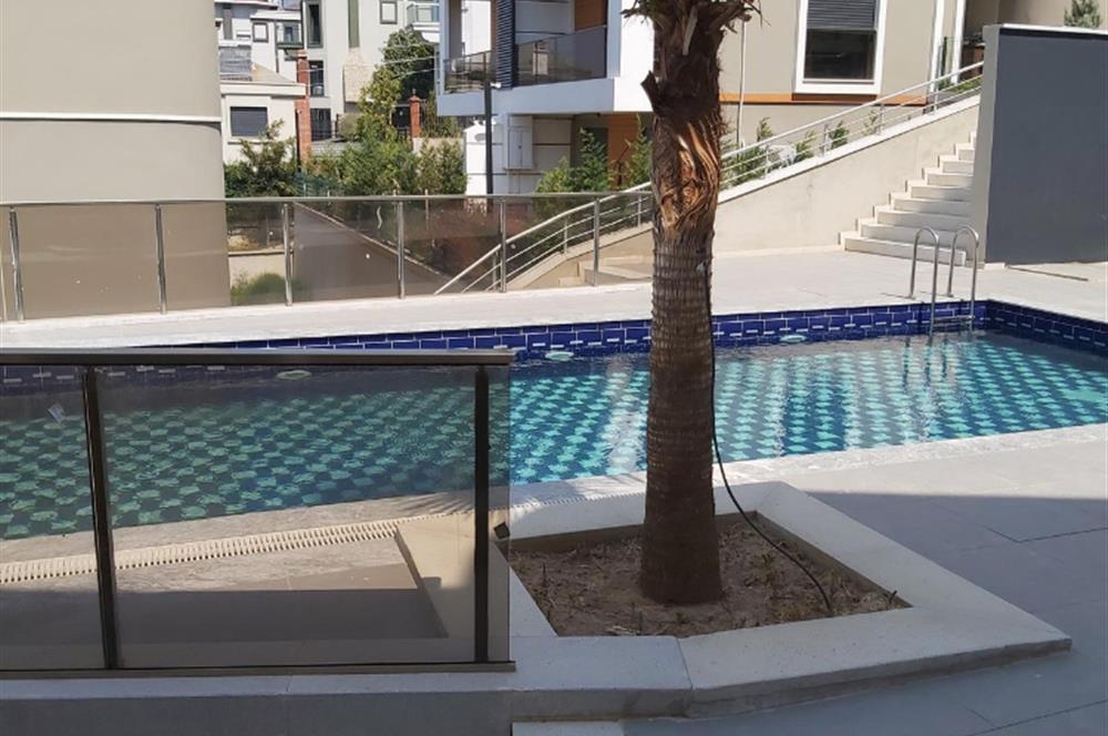 Balçova Çetin Emeç ‘te Körfez ve Dağ Manzaralı Lüks Triplex Villa