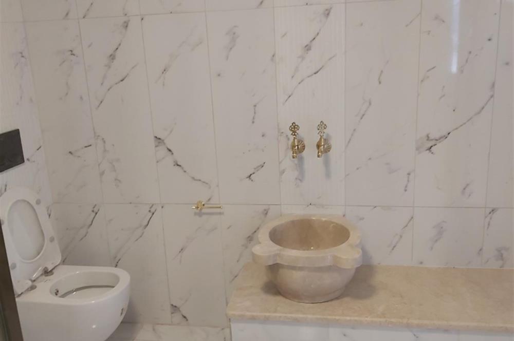 Balçova Çetin Emeç ‘te Körfez ve Dağ Manzaralı Lüks Triplex Villa