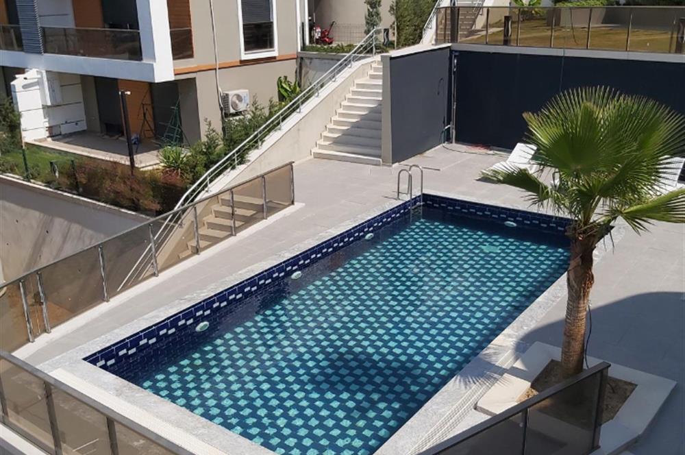 Balçova Çetin Emeç ‘te Körfez ve Dağ Manzaralı Lüks Triplex Villa