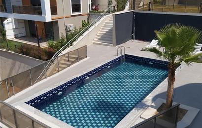 Balçova Çetin Emeç ‘te Körfez ve Dağ Manzaralı Lüks Triplex Villa