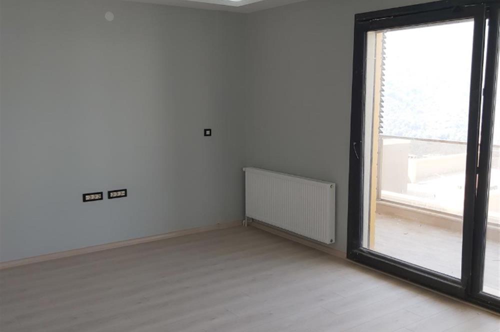 Balçova Çetin Emeç ‘te Körfez ve Dağ Manzaralı Lüks Triplex Villa