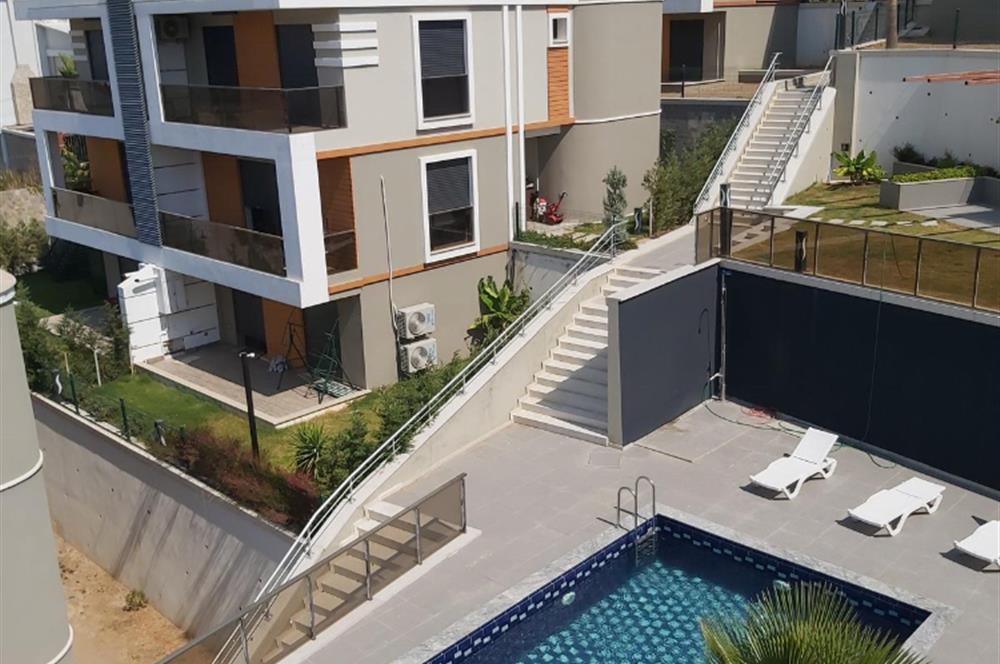 Balçova Çetin Emeç ‘te Körfez ve Dağ Manzaralı Lüks Triplex Villa