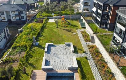 C21 Cius; Havuz ve Bahçeli Site İçerisinde Deniz Manzaralı Daire