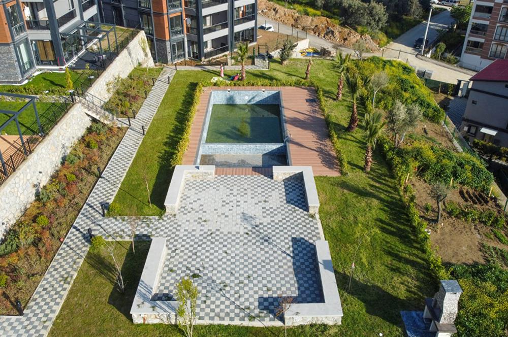 C21 Cius; Havuz ve Bahçeli Site İçerisinde Deniz Manzaralı Daire