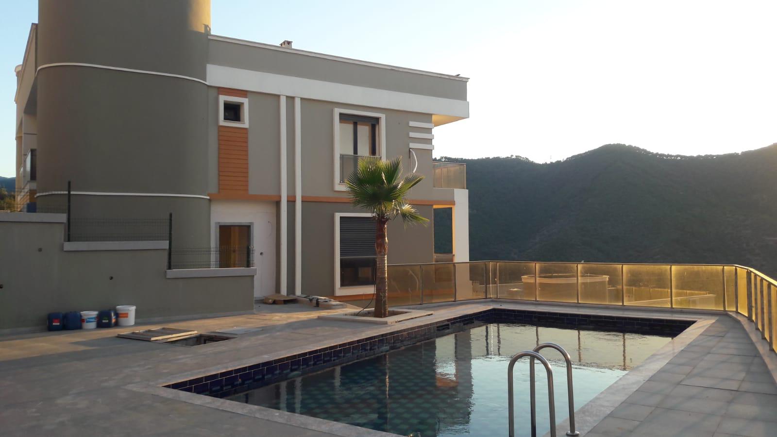 Balçova Çetin Emeç ‘te Körfez ve Dağ Manzaralı Lüks Triplex Villa