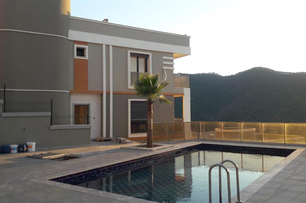 Balçova Çetin Emeç ‘te Körfez ve Dağ Manzaralı Lüks Triplex Villa