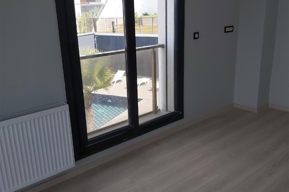 Balçova Çetin Emeç ‘te Körfez ve Dağ Manzaralı Lüks Triplex Villa