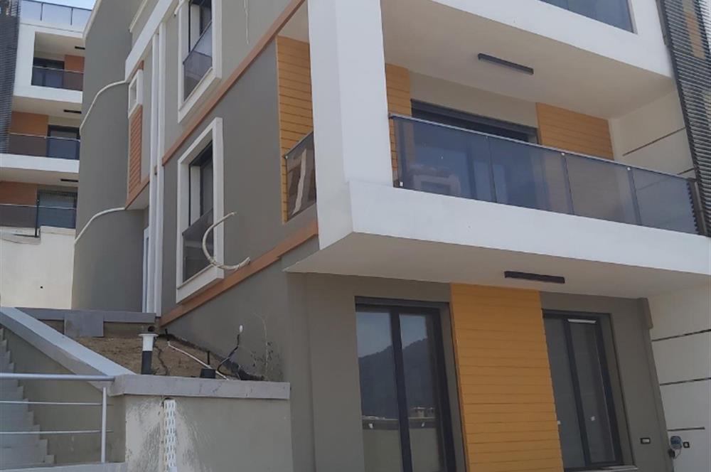 Balçova Çetin Emeç ‘te Körfez ve Dağ Manzaralı Lüks Triplex Villa