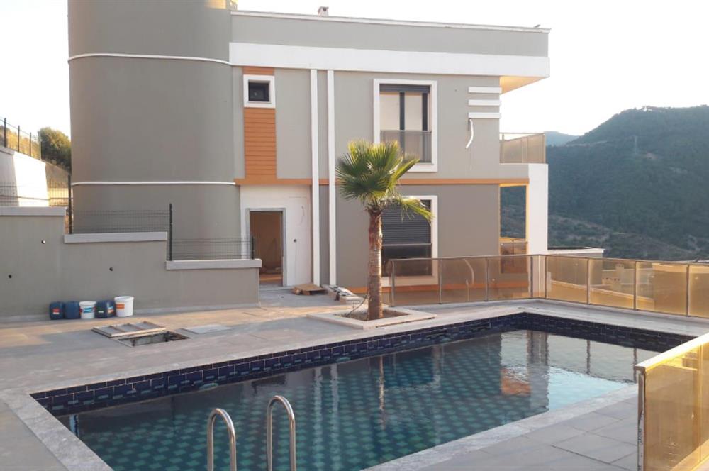 Balçova Çetin Emeç ‘te Körfez ve Dağ Manzaralı Lüks Triplex Villa