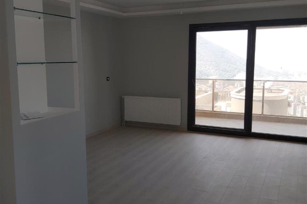 Balçova Çetin Emeç ‘te Körfez ve Dağ Manzaralı Lüks Triplex Villa