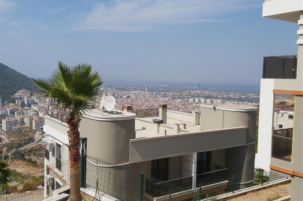 Balçova Çetin Emeç ‘te Körfez ve Dağ Manzaralı Lüks Triplex Villa