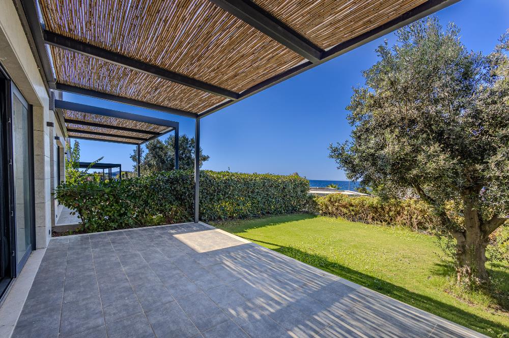 Gümüşlükte Denize 10 Adım Deniz Manzaralı Satılık İkiz Villa