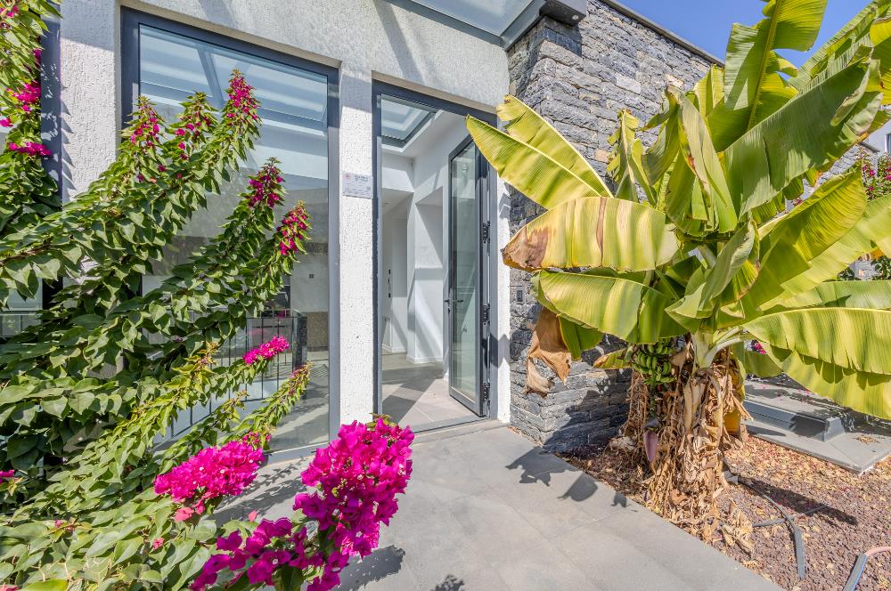Gümüşlükte Denize 10 Adım Müstakil Havuzlu Satılık Villa