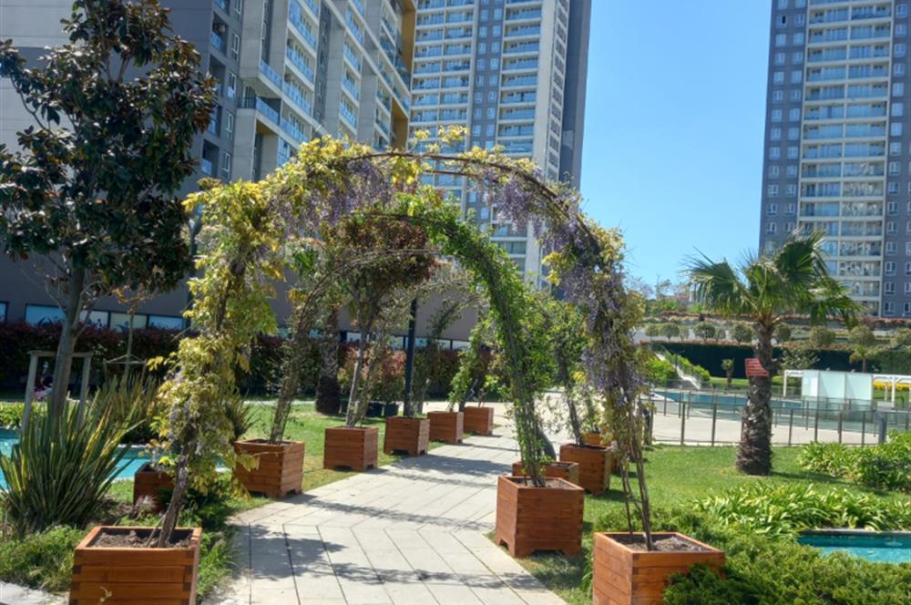 BAHÇEŞEHİR GÖL PANORAMADA MÜKEMMEL HAVUZ CEPHE EŞYALI BOŞ 2+1