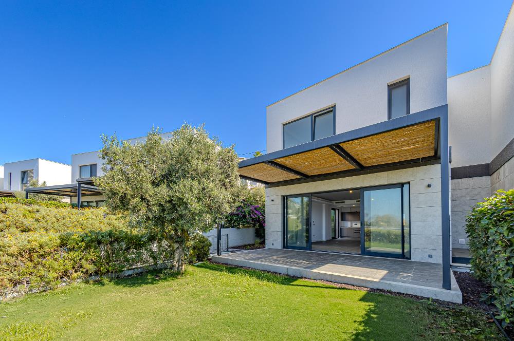 Gümüşlükte Denize 10 Adım Deniz Manzaralı Satılık İkiz Villa