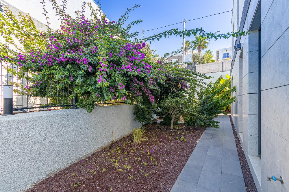 Gümüşlükte Denize 10 Adım Deniz Manzaralı Satılık İkiz Villa