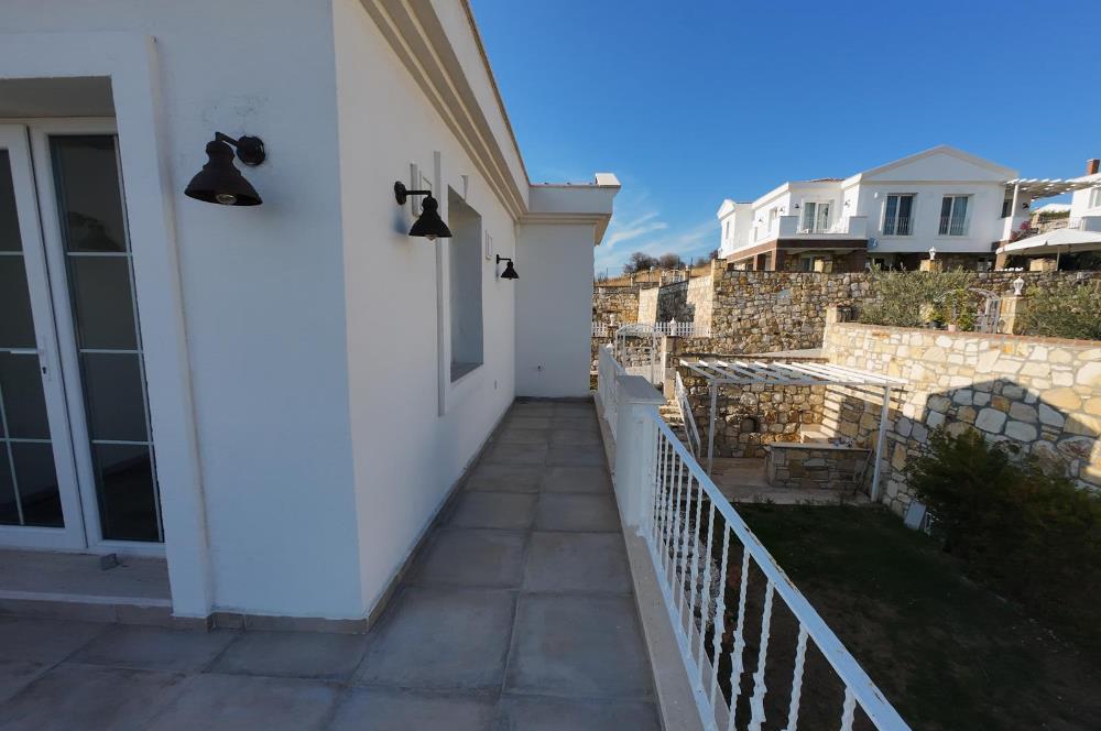 Foçada Hayat Foça Sitesinde Kiralık 3+1 Dubleks Villa