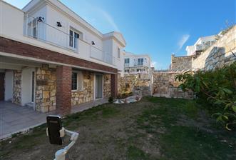 Foçada Hayat Foça Sitesinde Kiralık 3+1 Dubleks Villa