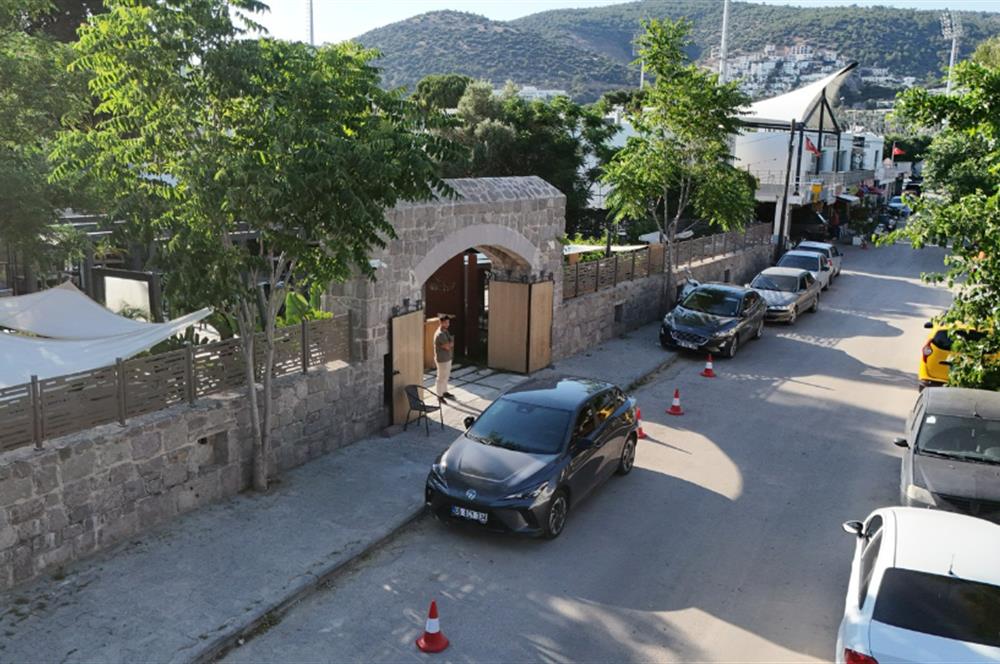 Bodrum Merkezde 15/30 İmarlı Arsa ve Taş Konak